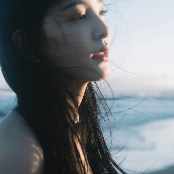 只在那里发光
